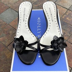 Vintage Hollywould Black sandal w/ a kitten heel & flower embellishment Size 8.5